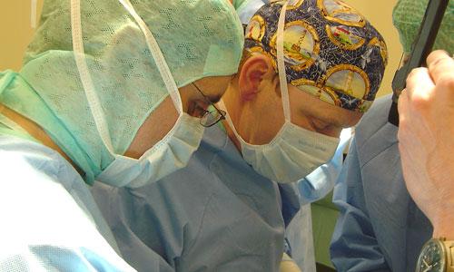 Καθ. Hayo Thermann, Dr. Γιώργος Γκουδέλης κατά τη διάρκεια χειρουργικής επέμβασης στο πόδι, Heidelberg Germany